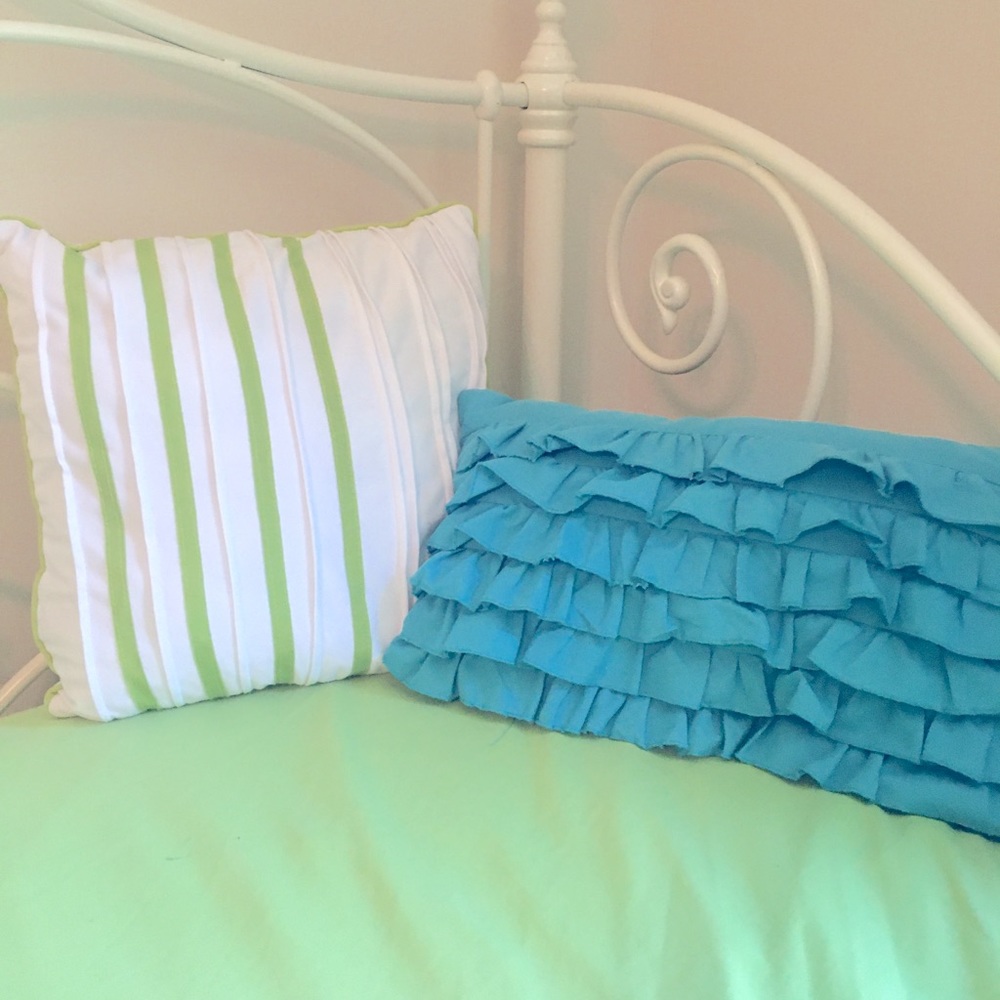Twin comforter w/ sham + 2 decorative pillows